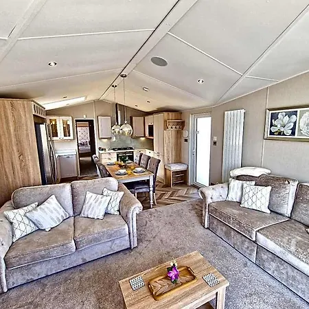 Lodge Lula Scarborough